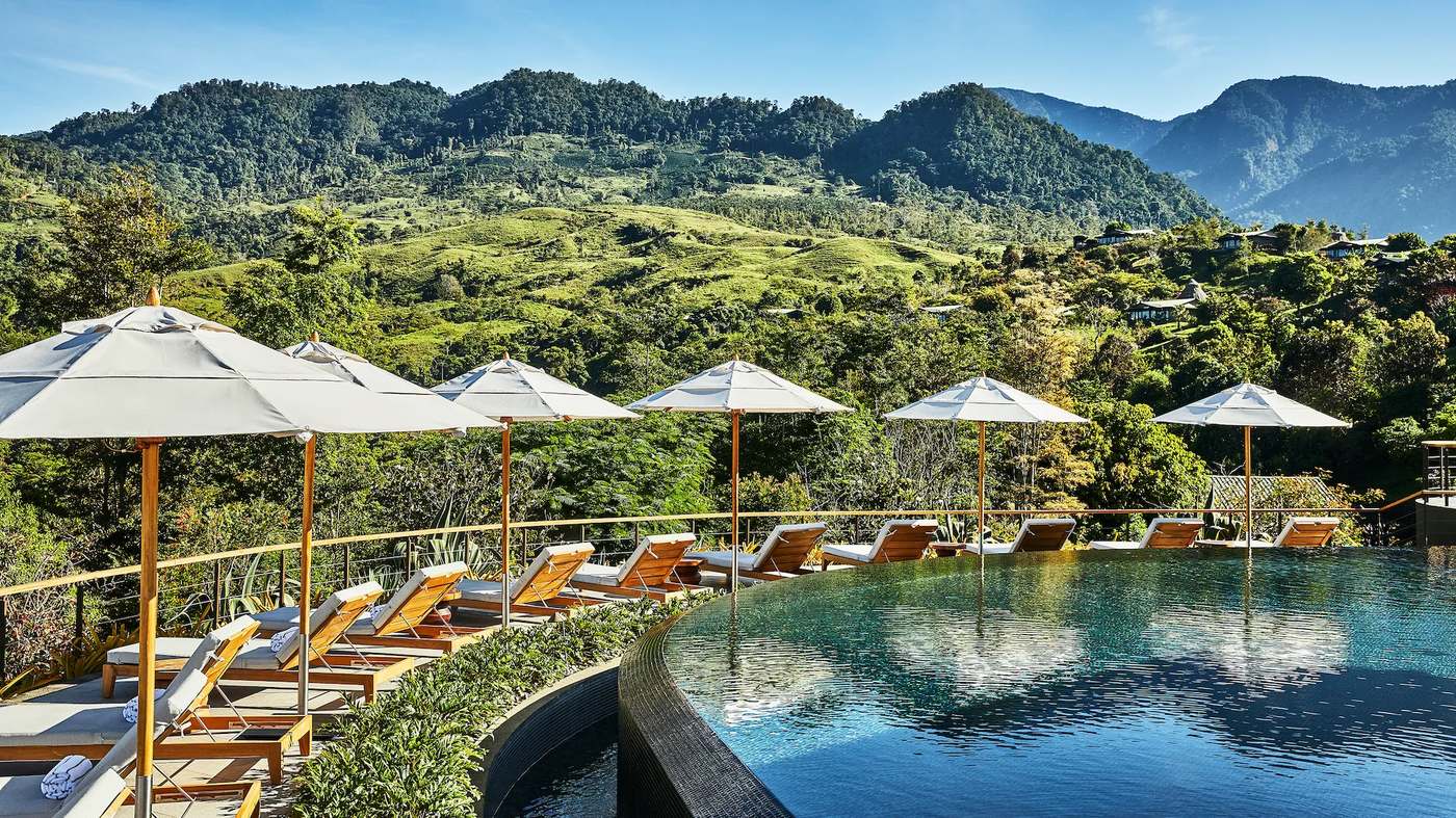 Infinity pool overlooking the green mountains of Costa Rica
