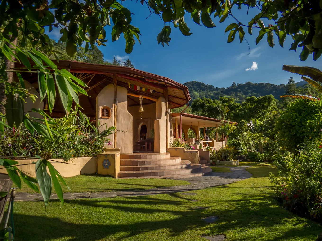 Río Chirripó Lodge open-air pavilion, gardens and mountain backdrop, Costa Rica